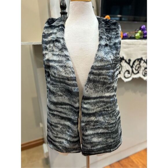 Forever 21 4 faux fur animal print black white open front lined vest w-side pock - Picture 1 of 5